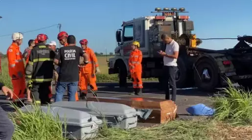 Ônibus tomba na MG-223 e deixa 11 mortos e 36 feridos próximo a Araguari (MG)